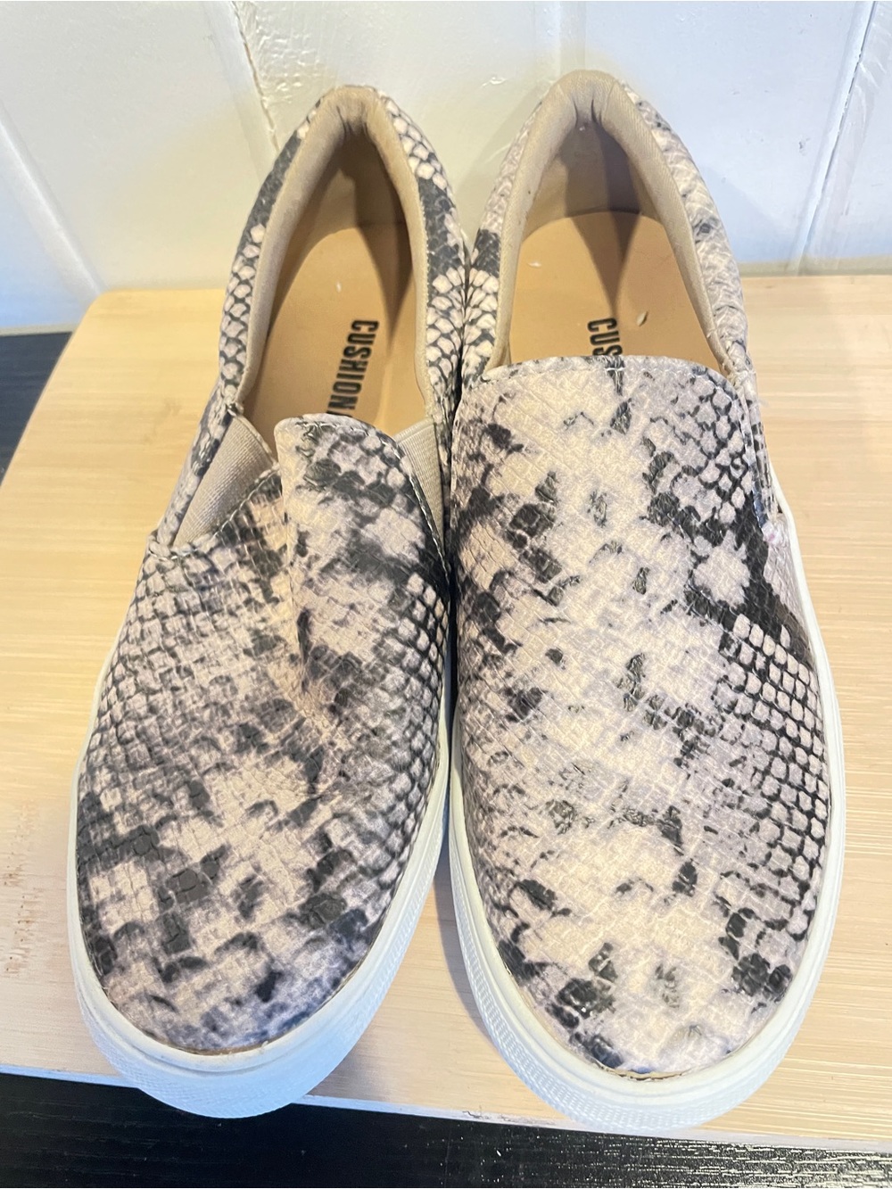 Cushionaire Slip-On Sneakers with Neutral Snake Print size 6 - Picture 4 of 7